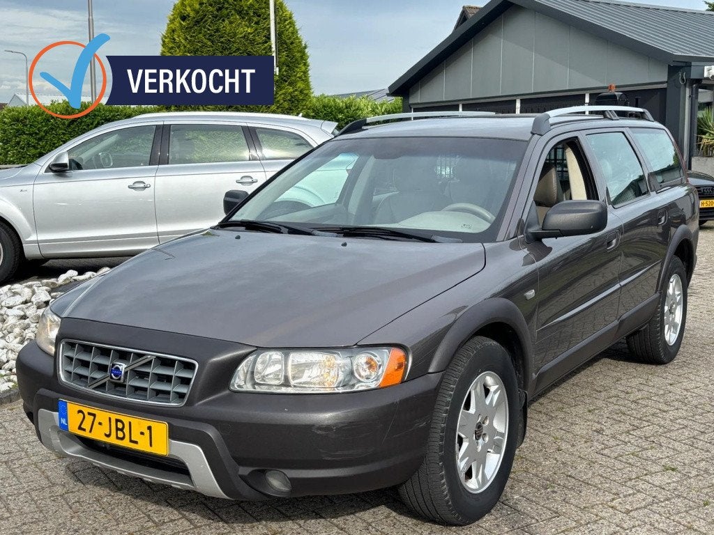 Volvo XC70 2.4 D5 AWD 2005 Handgeschakeld Trekhaak Youngtime, Auto's, 13 km/l, Beige, 197 €/maand, Bruin
