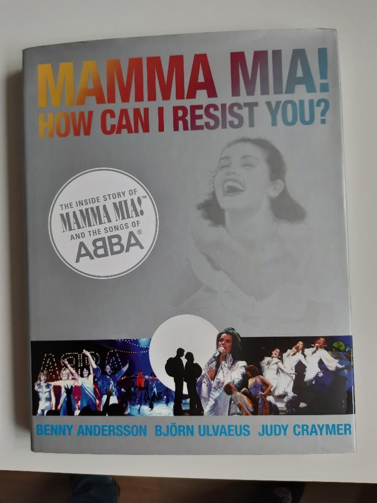Boek over ABBA en de musical Mamma Mia (Engelstalig), Ophalen of Verzenden, Gelezen, Artiest