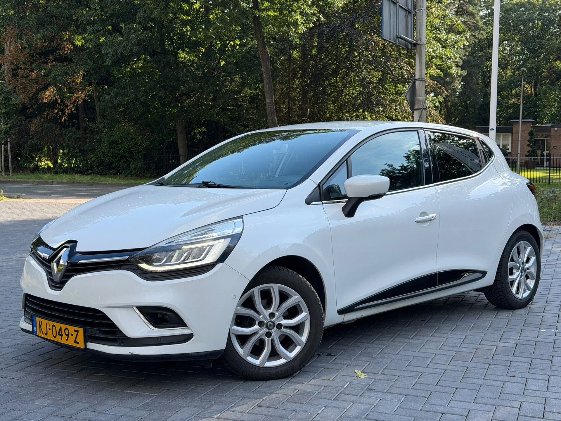 Renault Clio 1.2 TCe Intens/Clima/Cruise/Leer/Camera/LMV/Nav, Voorwielaandrijving, Dealer onderhouden, Gebruikt, Met garantie (alle)