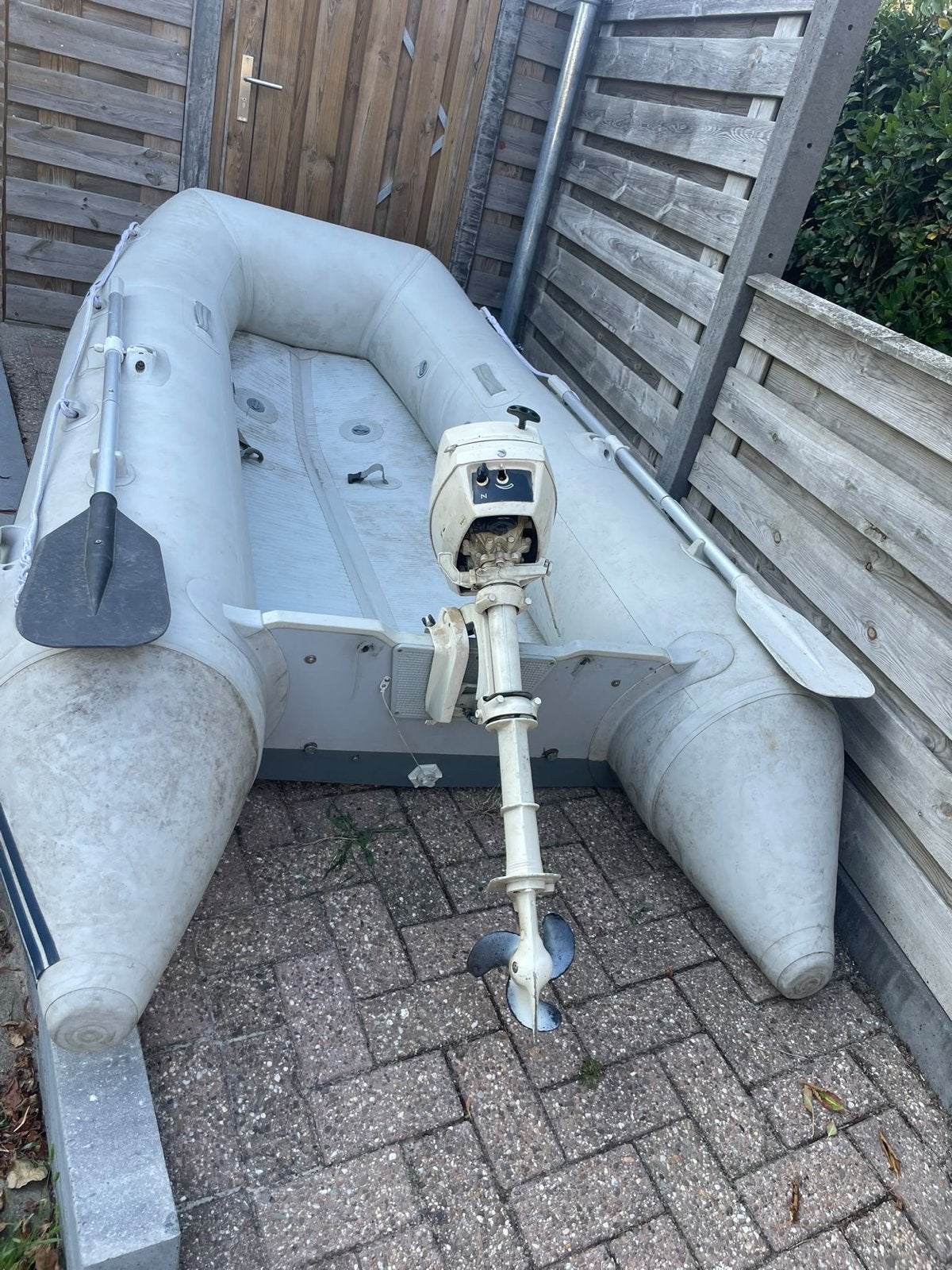 Plastimo bijboot met buitenboordmotor en accessoires