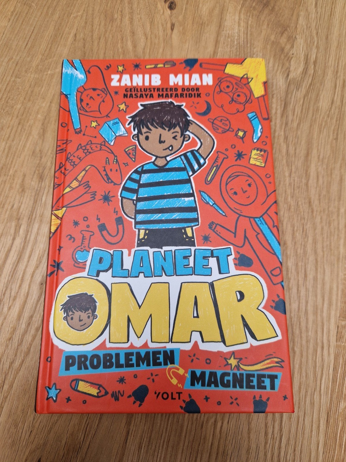 Planeet Omar: Problemen Magneet - Zo goed als nieuw, Boeken, Ophalen of Verzenden, Zo goed als nieuw, Fictie, Zanib Mian