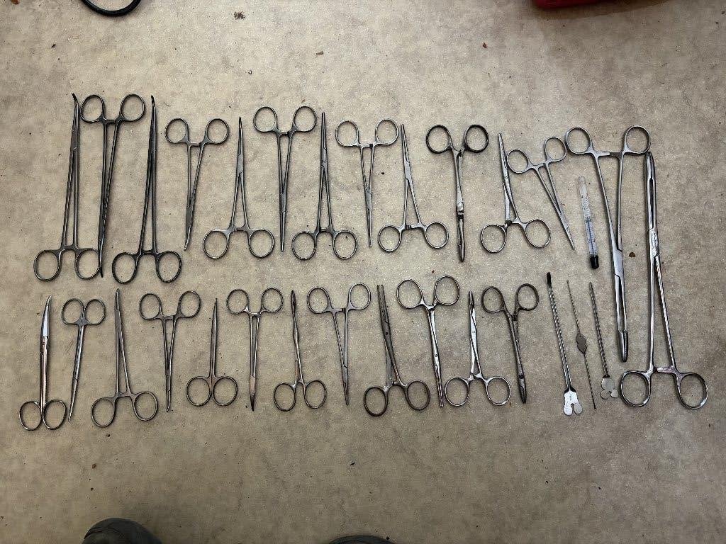 Grote set chirurgische instrumenten - diverse klemmen, Antiek en Kunst, Ophalen of Verzenden