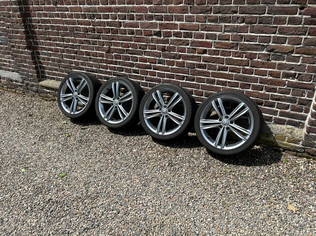 Volkswagen Dartford antraciet grey winterband 225/40/18, Auto-onderdelen, Banden en Velgen, Ophalen, 18 inch, Gebruikt, Banden en Velgen