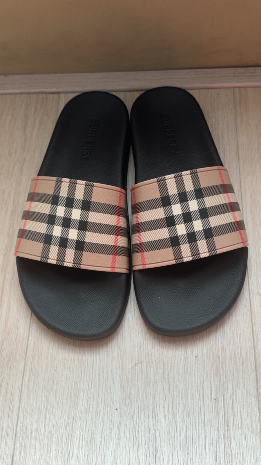 Burberry Check Slides - Maat 38 - Nieuw in doos, Slippers, Beige, Nieuw, Ophalen of Verzenden