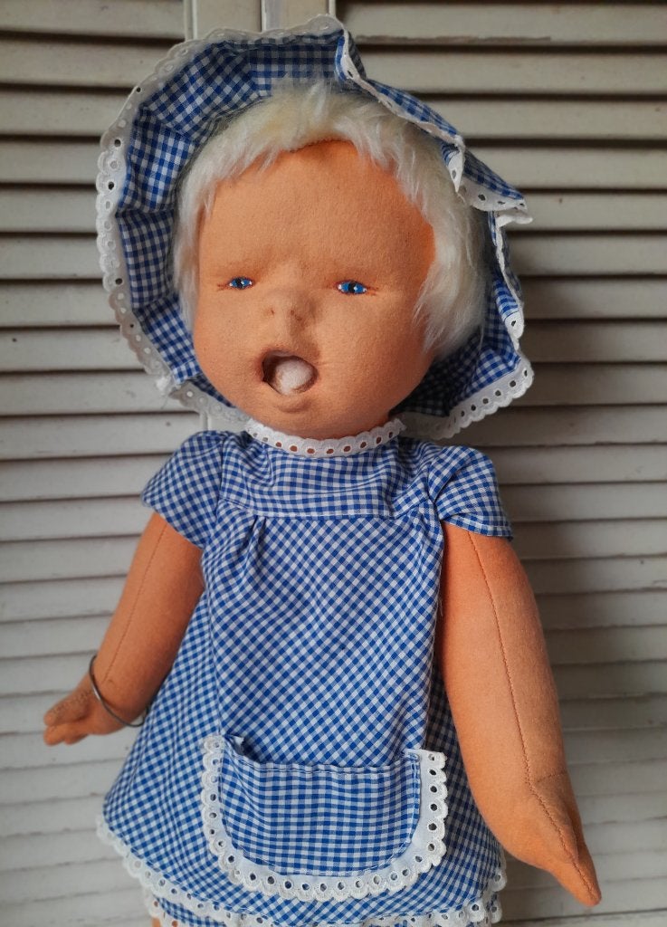 oude vintage stoffen pop, Mary Vasquez, vilten pop met tag, Verzamelen, Ophalen of Verzenden, Zo goed als nieuw, Pop