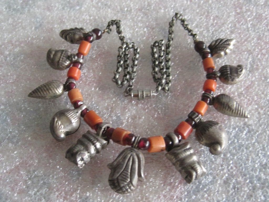 Etnografisch collier met bloedkoraal en granaat, Sieraden, Tassen en Uiterlijk, Kettingen, Ophalen, Zo goed als nieuw, Steen of Mineraal