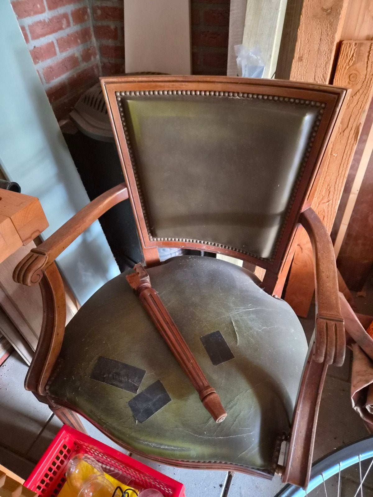 Antieke houten stoel met groen lederen bekleding, Antiek en Kunst, Antiek | Meubels | Stoelen en Banken, Ophalen