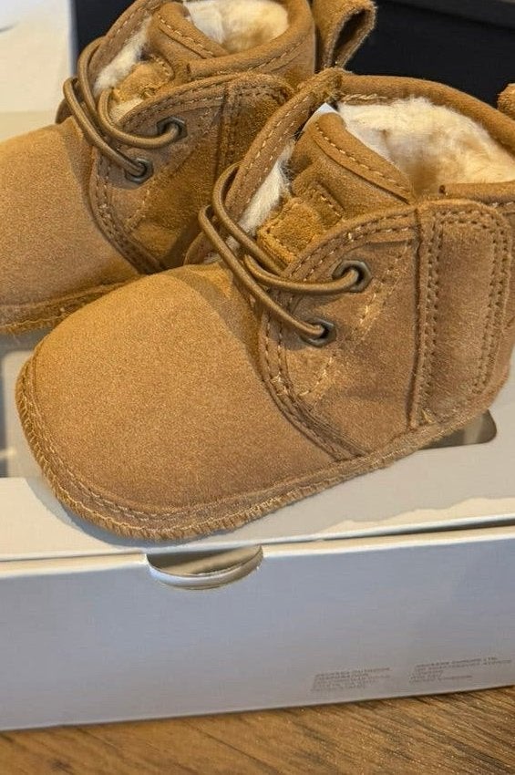 UGG - Bruine Laarsjes - 0 - 6 maanden, Ophalen of Verzenden, Nieuw, Jongen of Meisje, Laarzen