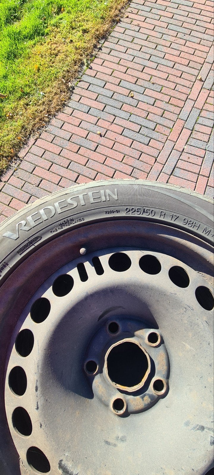 Vredestein winterbanden op stalen velg - 225/50 R17, Auto-onderdelen, Banden en Velgen, Ophalen, Gebruikt, Banden en Velgen, 17 inch