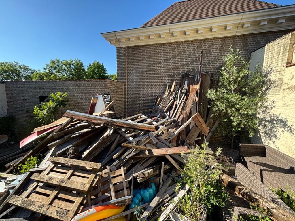 Gratis af te halen: Brandhout, vloerplanken, balken, pallets, Tuin en Terras, Haardhout, 6 m³ of meer, Ophalen, Overige houtsoorten