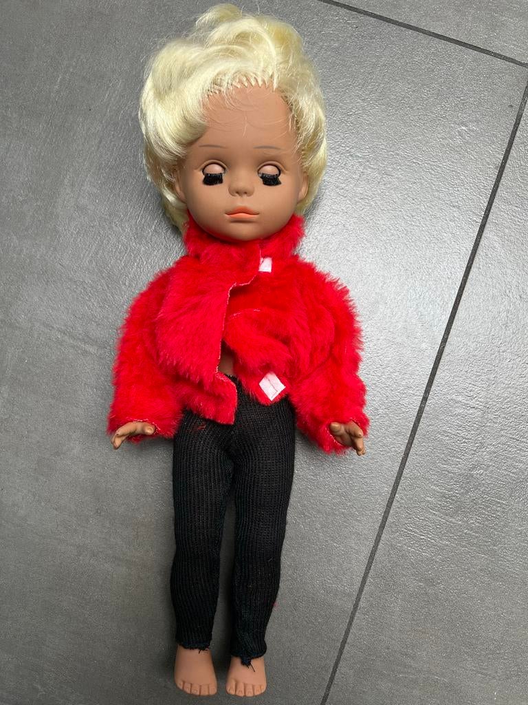 Vintage pop met blonde haren en rode jas, Ophalen of Verzenden, Gebruikt, Pop