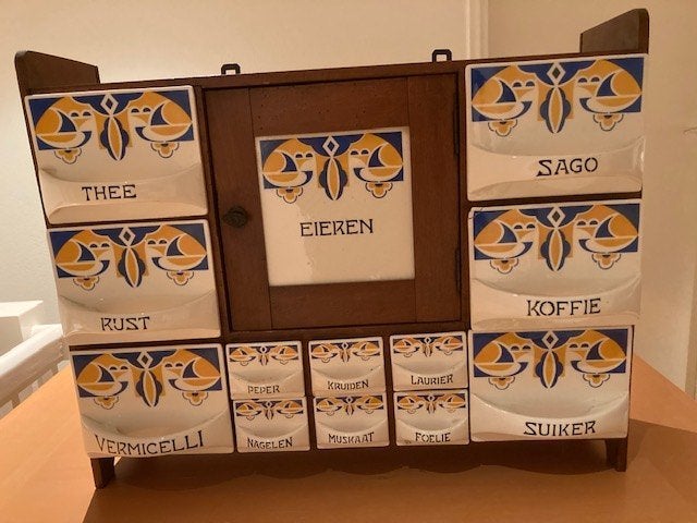 Foto 2 van Nederlandse kruidenkast uit de jaren 40