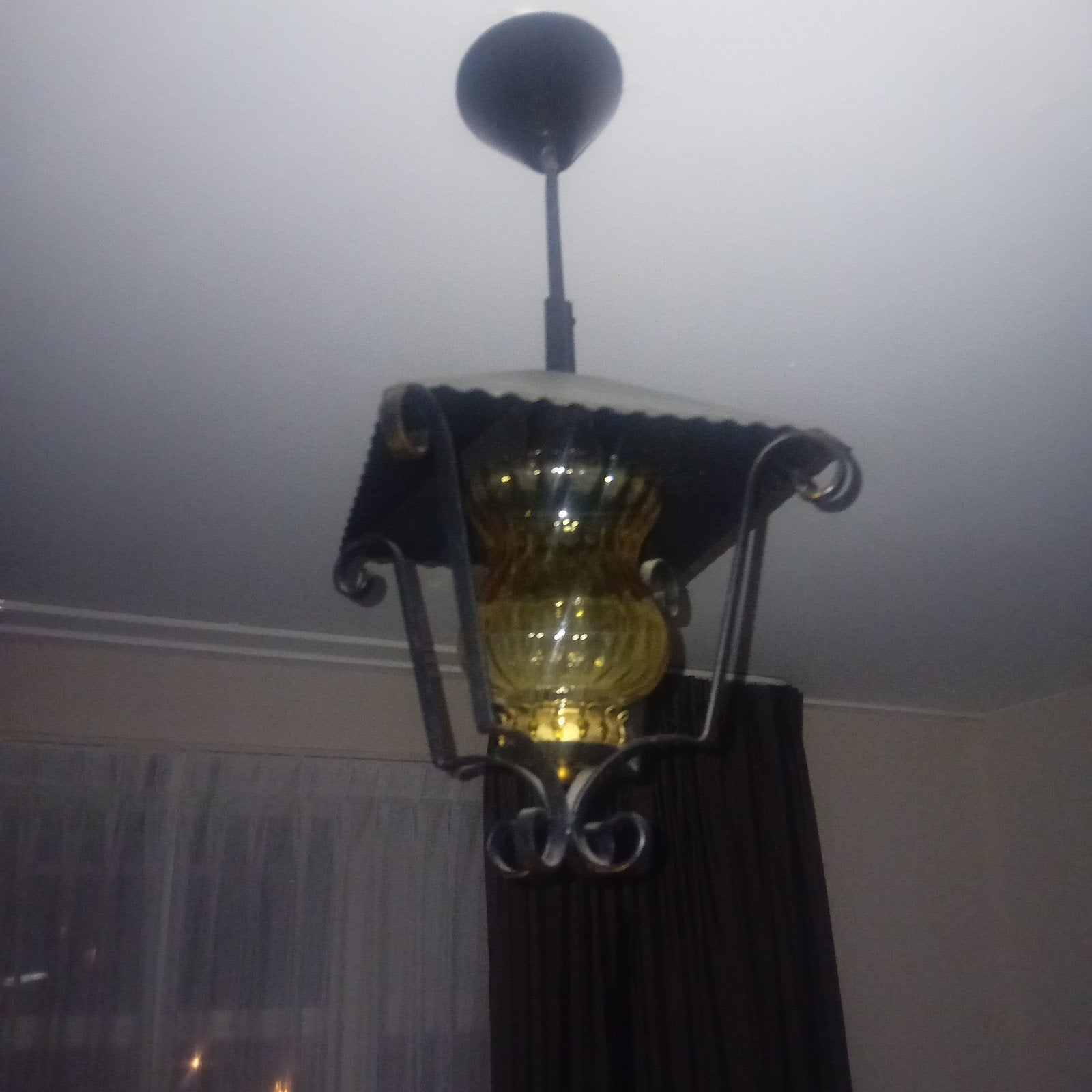 Vintage hanglamp met geel glas en smeedijzeren frame, Ophalen of Verzenden