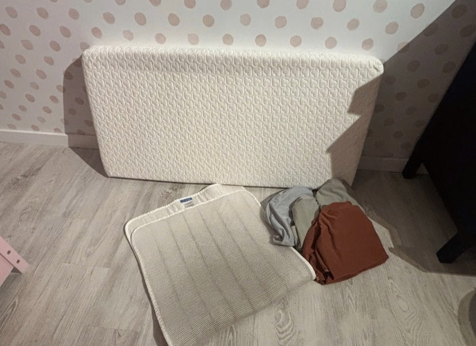 Aerosleep matras matje en 3 hoezen, Ophalen, Zo goed als nieuw, Ledikant