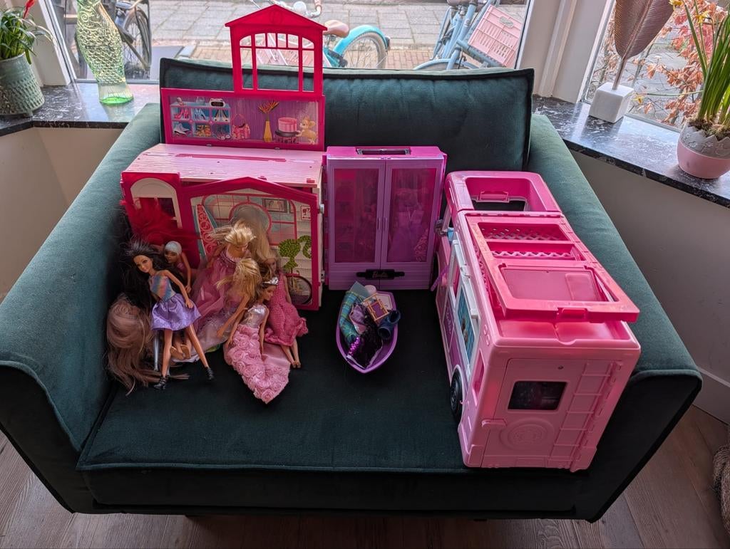 Grote Barbie set: Camper, huis, kledingkast en barbies, Kinderen en Baby's, Speelgoed | Poppen, Ophalen, Gebruikt, Barbie