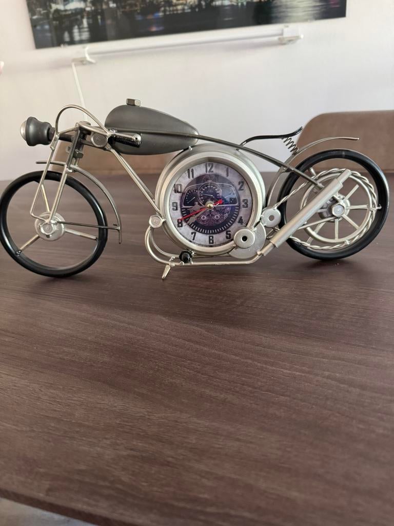 Antieke motor met klok op AA, goed lopend, Ophalen of Verzenden, Nieuw