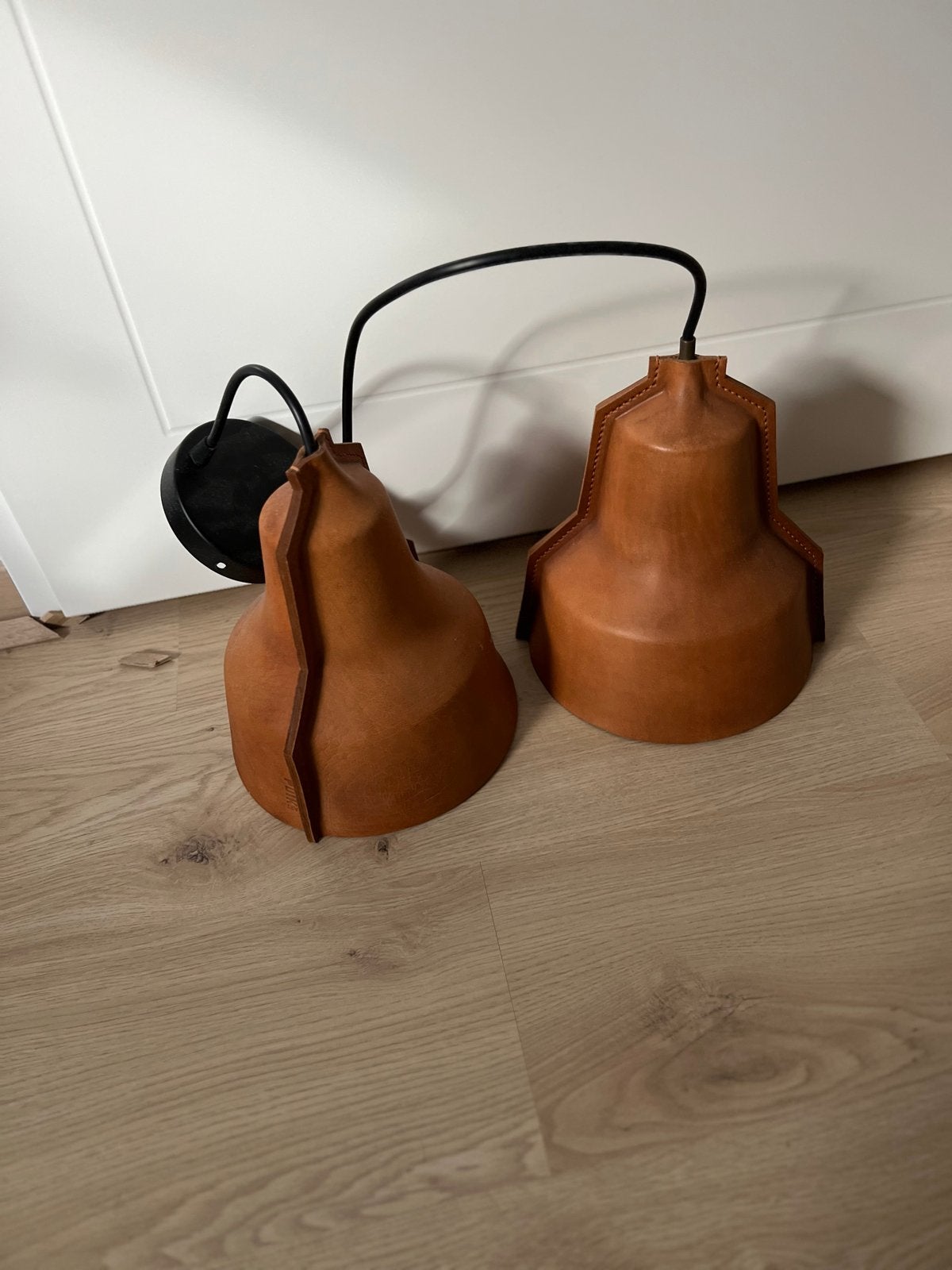 Lamp van 2 leren hanglampen - Puik Lloyd, Ophalen of Verzenden, Zo goed als nieuw, Natuurlijk materiaal