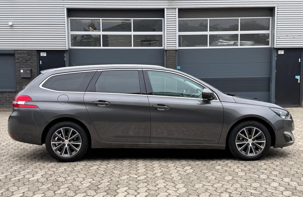 Peugeot 308 SW 1.2 PureTech Blue Lease Premium PANO NAVI CLI, Stof, Gebruikt, 1199 cc, 635 kg