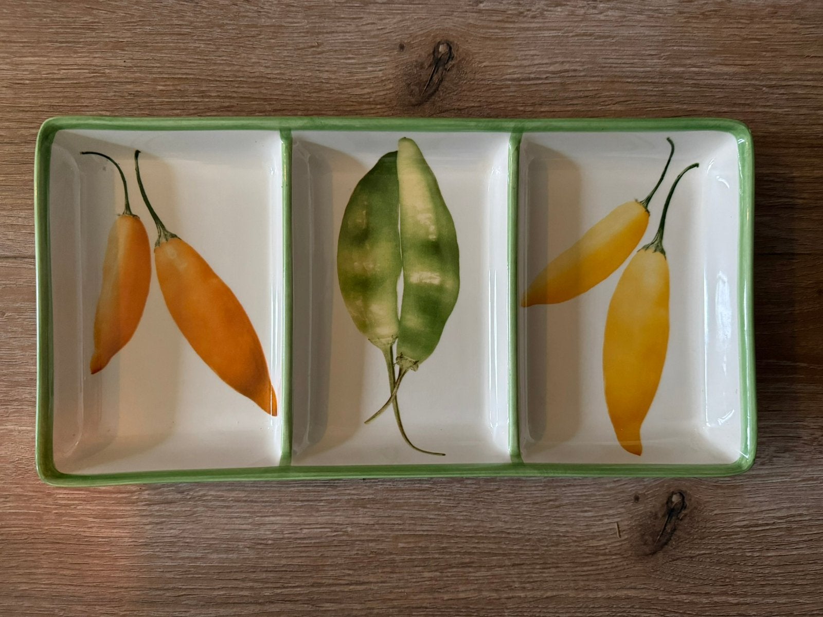 Serveerschaal, beschilderd met drie kleuren pepertjes., Huis en Inrichting, Overige merken, Verzenden, Overige stijlen, Porselein