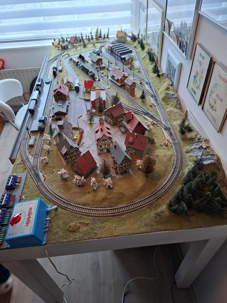 Marklin treinbaan op verrijdbare en demontabele houten tafel, Gebruikt, Locomotief, Gelijkstroom of Wisselstroom, Ophalen