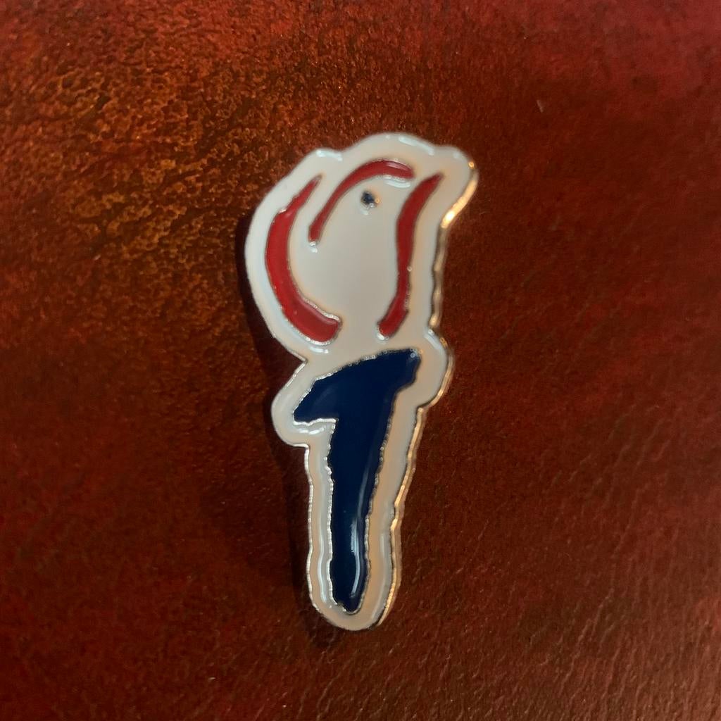 Pin bevrijdingsdag Vrijheid-pin herdenkingsdag fakkel, Verzamelen, Speldjes, Pins en Buttons, Ophalen of Verzenden, Zo goed als nieuw