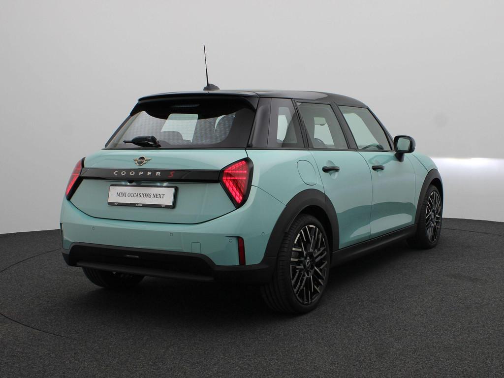 MINI 5-Deurs Cooper S Favoured + Pakket S + Parking Assistan, Auto's, Euro 6, 4 cilinders, Met garantie (alle), Bedrijf