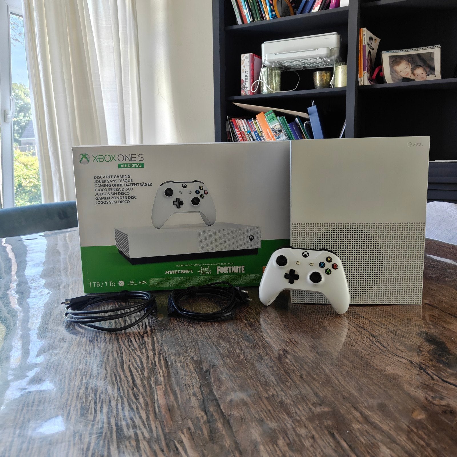 Xbox One S + Minecraft + Sea of Thieves + Fortnite Battle Ro, Xbox One S All-digital, Ophalen of Verzenden, Zo goed als nieuw