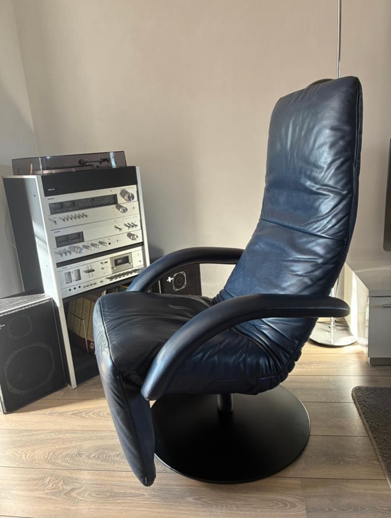 ZGAN Jori yoga relax fauteuil design blauw leder, Huis en Inrichting, Fauteuils, Ophalen, Zo goed als nieuw, 75 tot 100 cm, 50 tot 75 cm