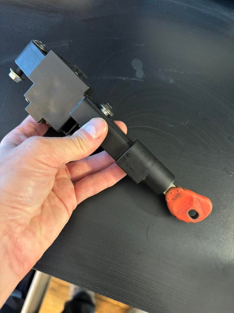 Malaguti f12 buddyseat slot plus sleutel, Fietsen en Brommers, Ophalen of Verzenden, Zo goed als nieuw, Zadel, Overige merken