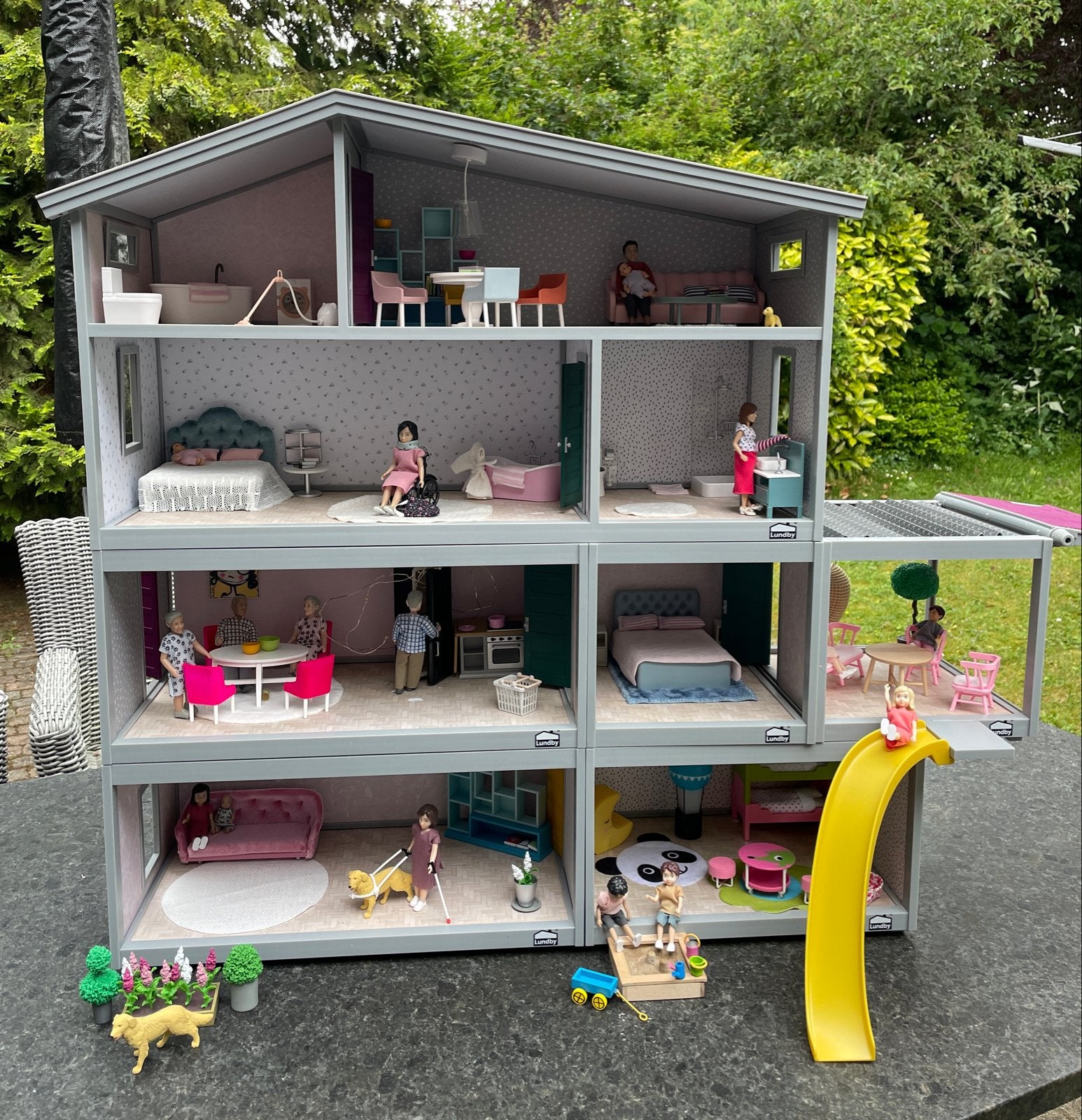 Groot Lundby Poppenhuis met Meubels en Poppen, Verzamelen, Poppenhuizen en Toebehoren, Ophalen, Zo goed als nieuw, Poppenhuis