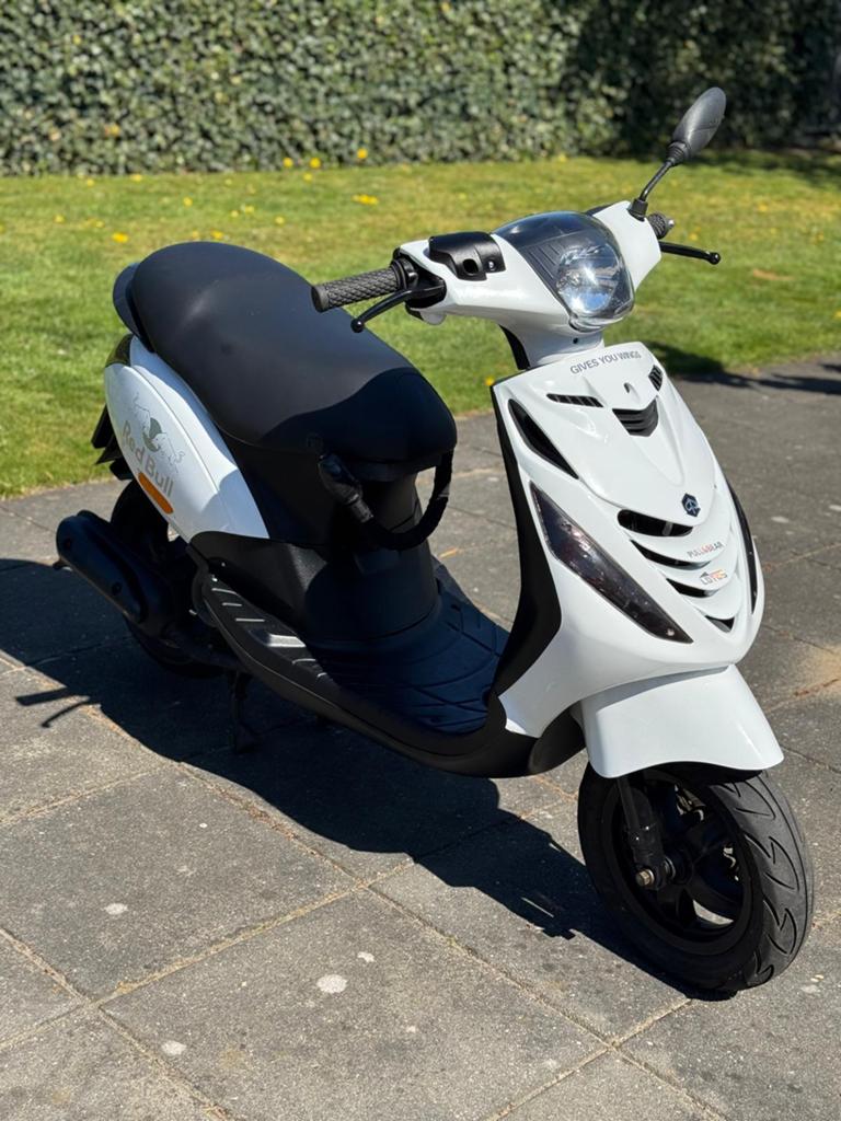 piaggio zip 4 takt redd bull sp look, Fietsen en Brommers, Scooters | Piaggio, Zo goed als nieuw, Zip, Benzine, Ophalen of Verzenden