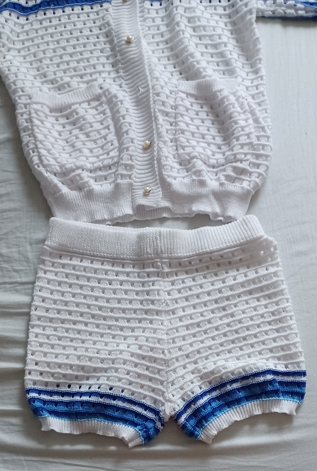 Gebreide tweedelige set cardigan en short, Wit, Maat 42/44 (L), Nieuw, Ophalen of Verzenden