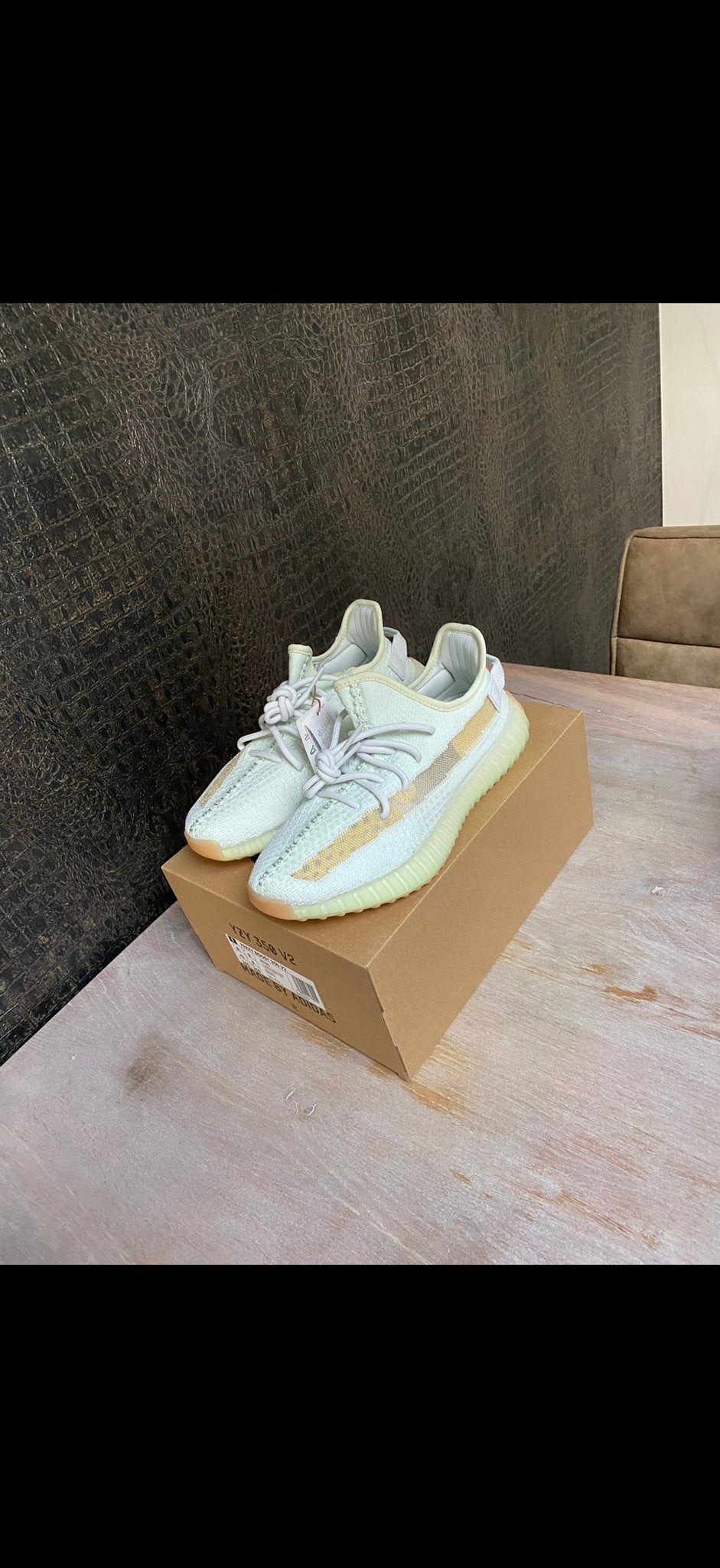 Adidas Yeezy Boost 350 V2 Light - Maat 42, Kleding | Heren, Overige kleuren, Nieuw, Ophalen of Verzenden, Sneakers of Gympen