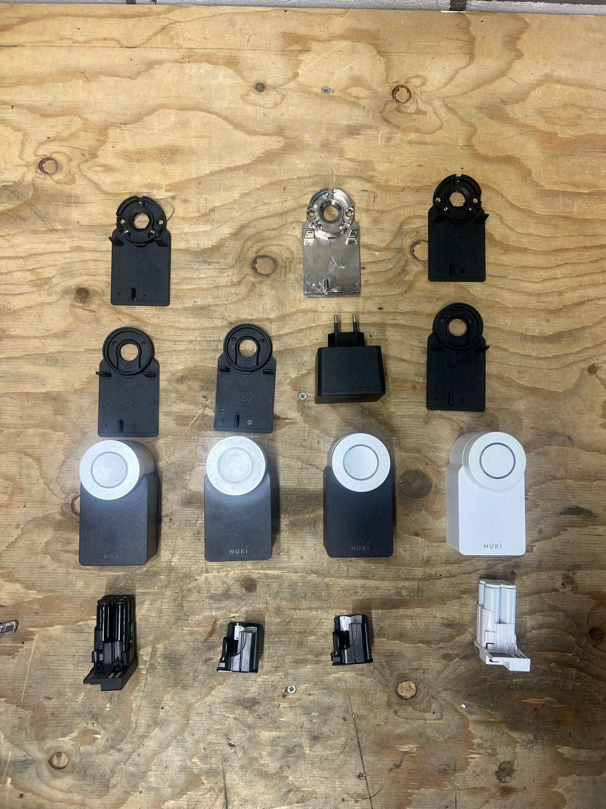 Nuki Smart Lock Partij: 4 Sloten + Bridge + Power Packs, Ophalen of Verzenden, Gebruikt, Overige materialen, Slot