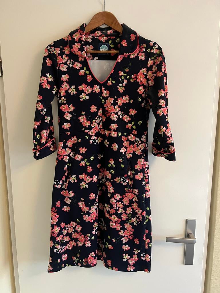 Le Pep Jurk met bloemenprint en twee zakken, Ophalen of Verzenden, Zo goed als nieuw, Maat 38/40 (M), Zwart