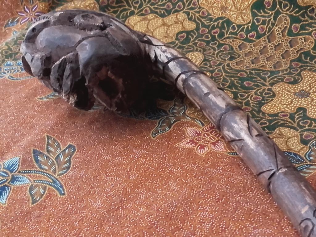 Mooie oude stok of staf uit Afrika met een hoofd 112 cm.