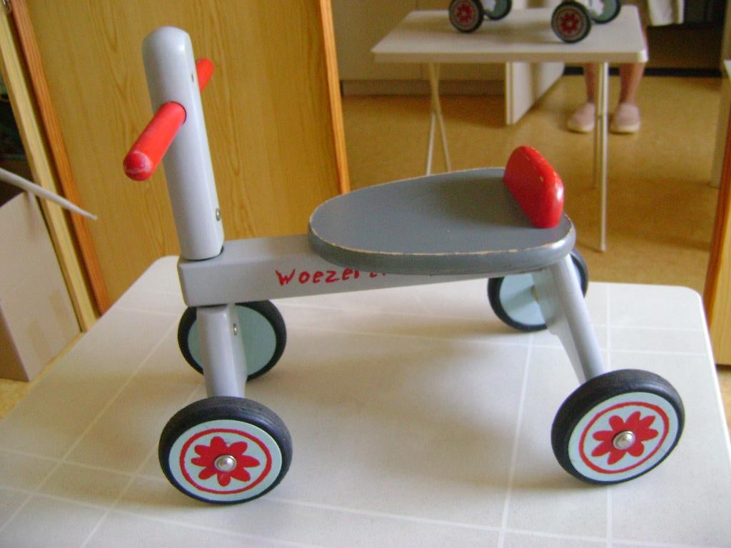 houten loopfiets  woezel en pip zithoogte 23cm in grijs/rood, Kinderen en Baby's, Speelgoed | Buiten | Voertuigen en Loopfietsen