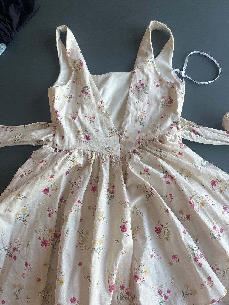 Zomerjurk met bloemenprint en strikdetail, Ophalen of Verzenden, Nieuw, Meerkleurig, Onder de knie