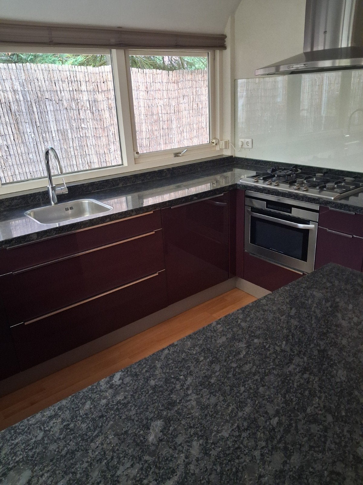 Gebruikte keuken, donkerrood hoogglans, hardstenen aanrecht, Huis en Inrichting, Ophalen, Gebruikt, U-keuken, Graniet of Steen