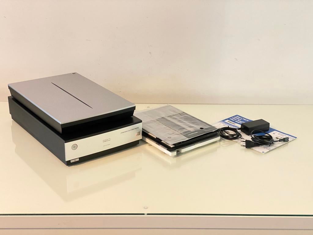 Epson V700 + filmmaskers en houders + lader, Ophalen of Verzenden, Zo goed als nieuw, Fotoscanner