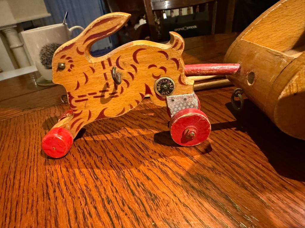 Nooitgedagt Houten Speelgoed haas met Kar - Klassieker, Ophalen of Verzenden, Gebruikt, Duw- of Trekspeelgoed