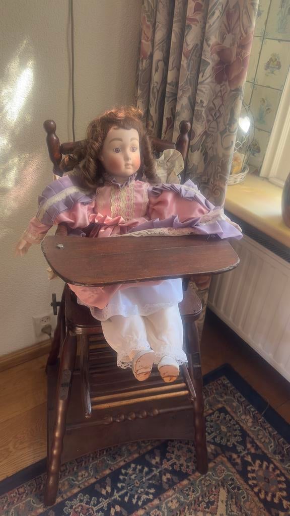 Antieke pop in kinderstoel - Prachtig verzamelobject, Verzamelen, Poppen, Ophalen, Gebruikt, Pop