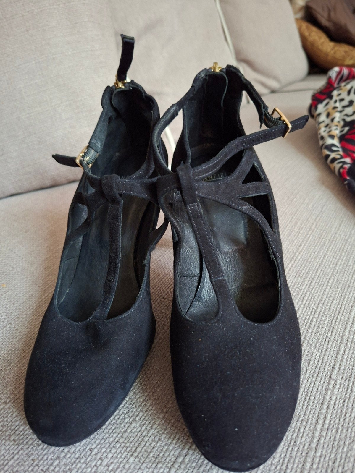 Manfield zwarte suède pumps met bandjes - Maat 37, Pumps, Zwart, Ophalen of Verzenden, Zo goed als nieuw