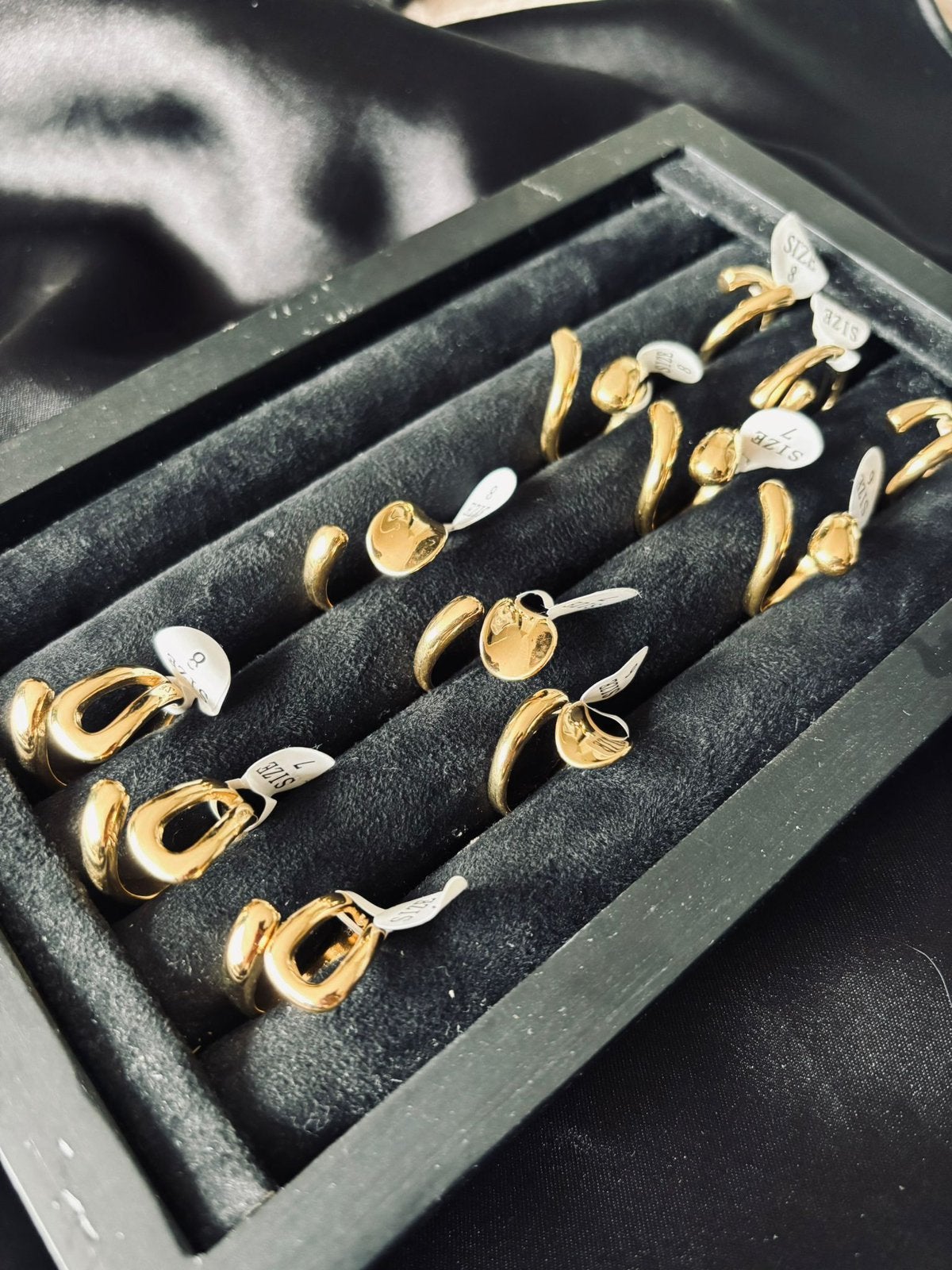 Minimalistische gouden ringen, Nieuw, Ophalen of Verzenden, Dame, Goud