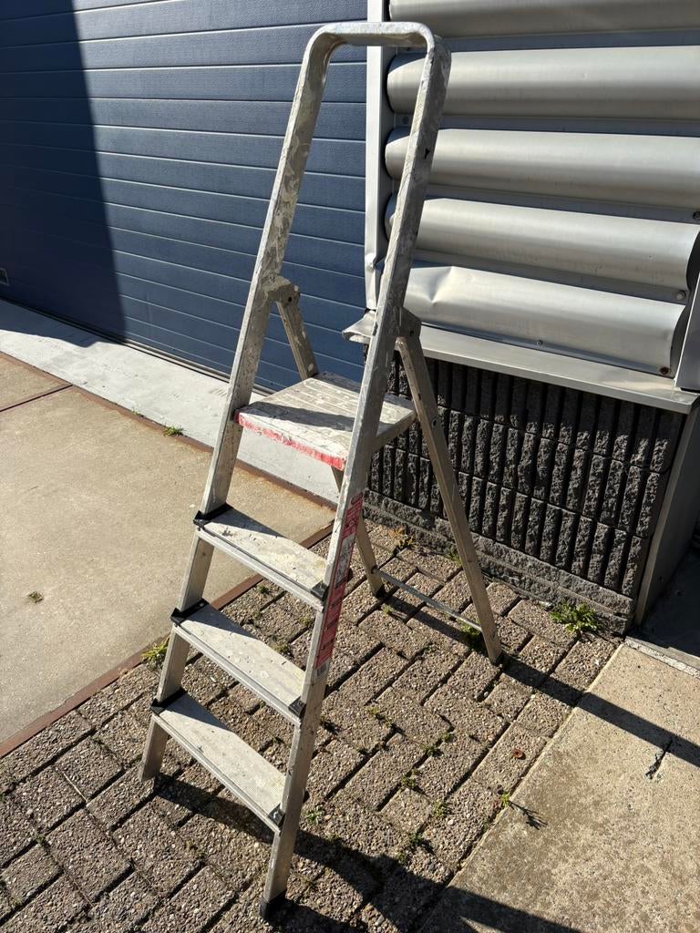 Altrex A604 keukentrap 4 tredes, Doe-het-zelf en Verbouw, Ladders en Trappen, Ophalen, Gebruikt, Trap, Minder dan 2 meter
