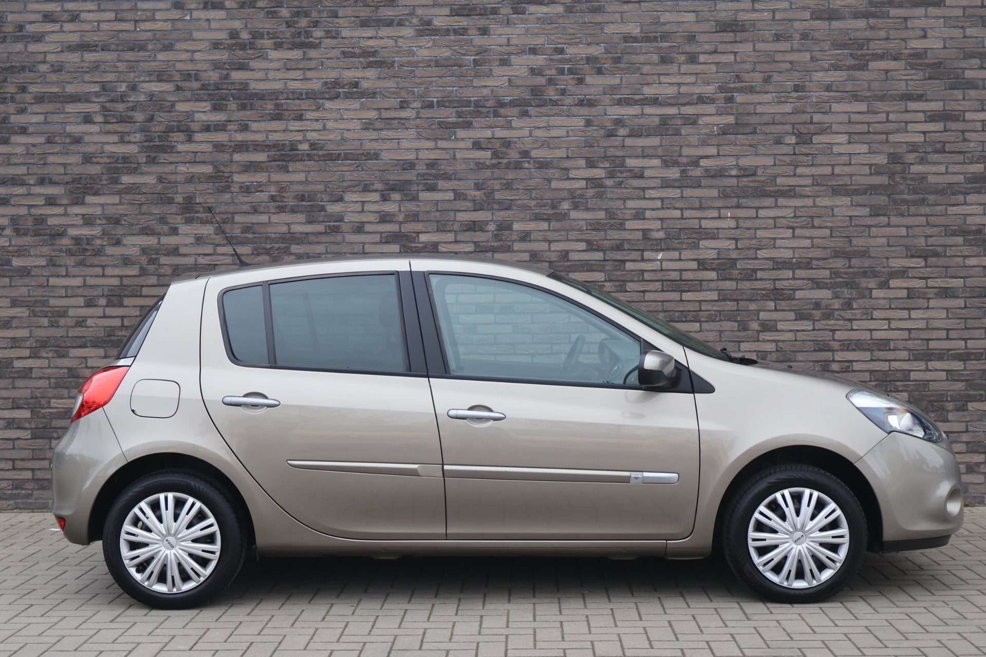 Renault Clio 1.2 Authentique, zeer nette auto! goed onderhou, Voorwielaandrijving, Euro 5, 535 kg, Gebruikt