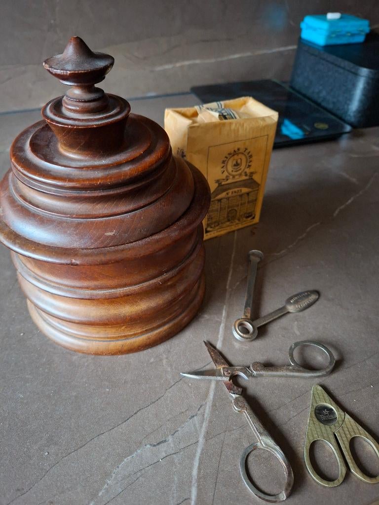Oude houten tabakspot met accessoires, Ophalen of Verzenden