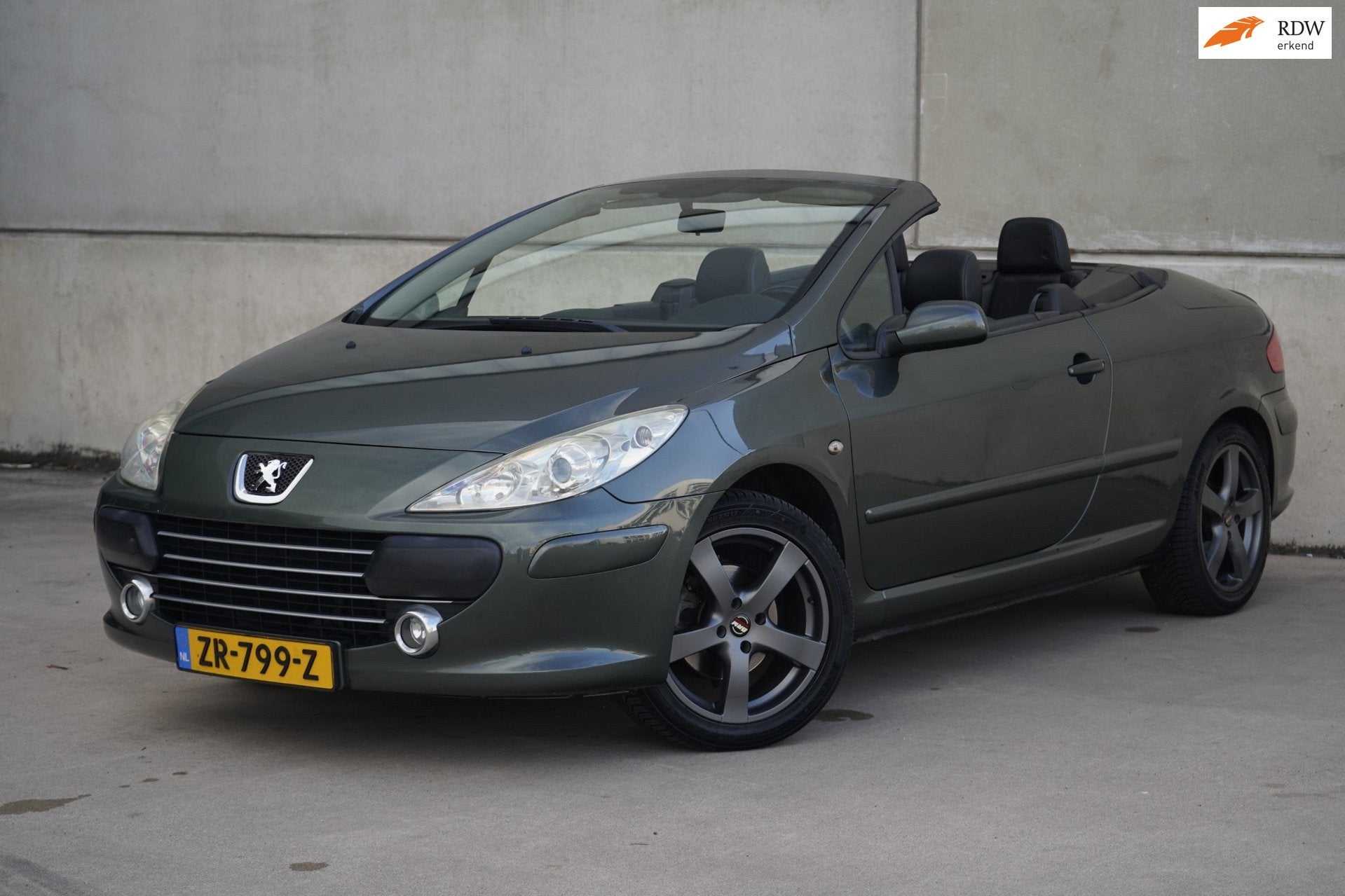 Peugeot 307 CC 2.0-16V Automaat, Leder, Airco, PDC, NAP, Gebruikt, Zwart, 4 cilinders, Cabriolet
