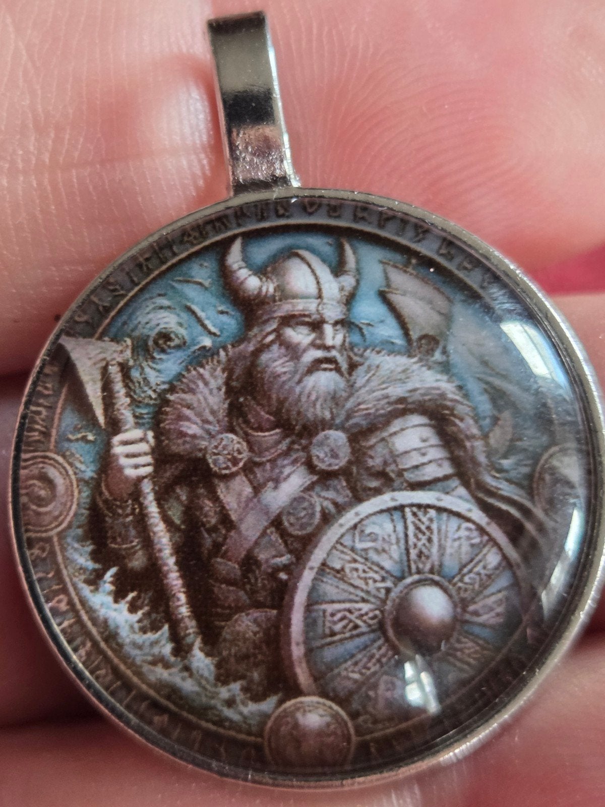 Nieuwe glazen hanger met Viking afbeelding, Glas of Kristal, Nieuw, Ophalen of Verzenden, Overige kleuren