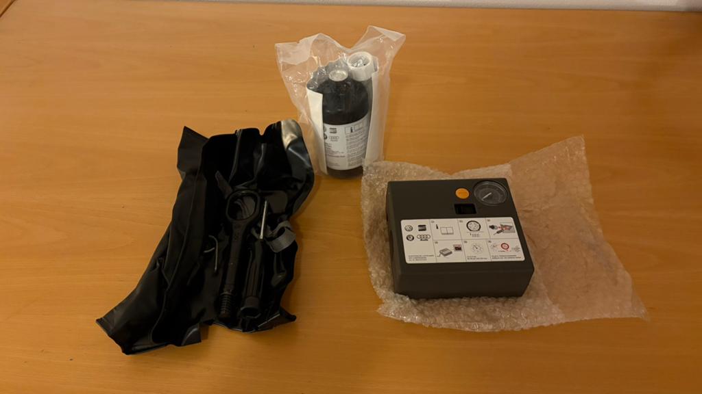 VAG Groep Pech Set: Sleephaak, Tire Sealant & Compressor, Ophalen of Verzenden, Zo goed als nieuw